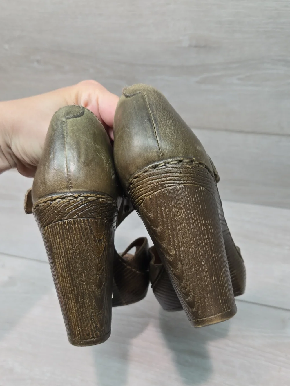 Born Women’s Distressed Leather Olive Green Chunky Heel Sandals Shoes Sz 7